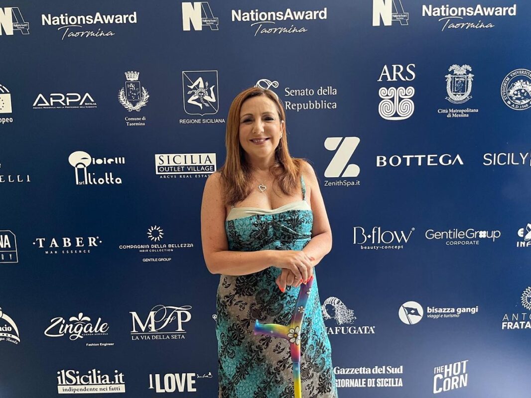 “Vengo spesso emarginata nel lavoro perché viene considerata la mia malattia”. A dirlo è l'attrice e scrittrice Antonella Ferrari, affetta da sclerosi multipla, ospite a Taormina in occasione del Nations Award, il Premio Cinematografico delle Nazioni. “Io - ha proseguito la Ferrari - non sono la mia malattia, ma un'attrice che ha studiato molto per fare questo mestiere, ma che viene spesso discriminata per la mia patologia che comunque mi permette di recitare, lavorare e avere una famiglia. Bisogna sensibilizzare sulla sclerosi multipla e far capire che la ricerca è fondamentale. Chiedo ai produttori e ai registi di farmi lavorare e di non valutare la mia cartella clinica ma il mio curriculum”.