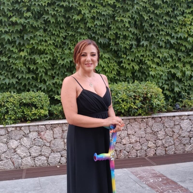 “Vengo spesso emarginata nel lavoro perché viene considerata la mia malattia”. A dirlo è l'attrice e scrittrice Antonella Ferrari, affetta da sclerosi multipla, ospite a Taormina in occasione del Nations Award, il Premio Cinematografico delle Nazioni. “Io - ha proseguito la Ferrari - non sono la mia malattia, ma un'attrice che ha studiato molto per fare questo mestiere, ma che viene spesso discriminata per la mia patologia che comunque mi permette di recitare, lavorare e avere una famiglia. Bisogna sensibilizzare sulla sclerosi multipla e far capire che la ricerca è fondamentale. Chiedo ai produttori e ai registi di farmi lavorare e di non valutare la mia cartella clinica ma il mio curriculum”.