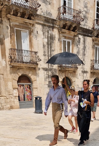 Il Gattopardo girato in Sicilia avrà una scena epica: quando esce su Netflix? Il Gattopardo è la serie evento di Netflix girata in Sicilia. Il fruscio degli abiti ottocenteschi, lo scalpitio degli zoccoli dei cavalli, atmosfere d’altri tempi in una cornice scenografica naturale: Palazzo Biscari di Catania, preziosa testimonianza del barocco siciliano. Qui, nel cuore del capoluogo etneo, si concludono le riprese in Sicilia della serie Netflix Il Gattopardo, tratto dal romanzo di Giuseppe Tomasi di Lampedusa.