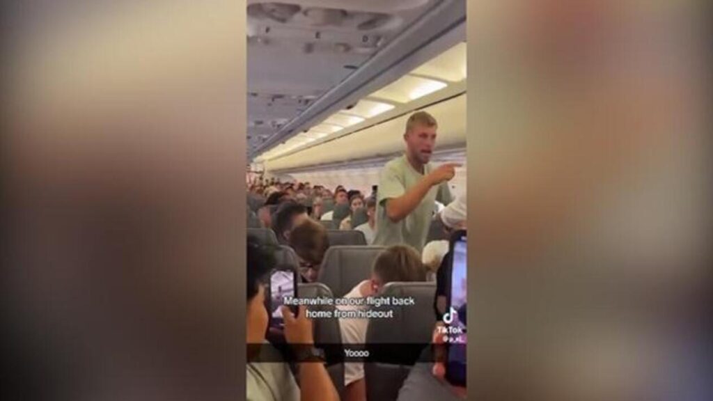 Panico a bordo del volo Ryanair: passeggero tenta di aprire il portellone dell’aereo