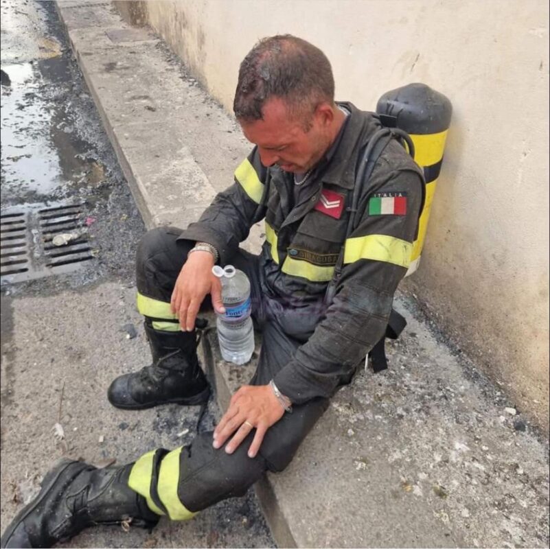 Sono giorni difficili per la Sicilia, messa in ginocchio da devastanti incendi che stanno distruggendo intere aree dell'isola. Boschi, coltivazioni, abitazioni, aziende: il fuoco non risparmia nulla, avanzando inesorabilmente e lasciando dietro di sé solo cenere e desolazione.