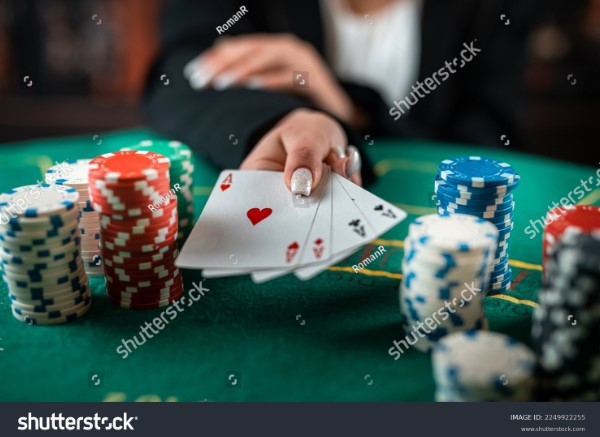 Oggi, il poker è il gioco di carte in assoluto più praticato a livello internazionale. Per dare un’idea della sua diffusione massiva basti citare per esempio il fatto che, in media, vi si dedichino oltre cento milioni di persone a cadenza annuale solo prendendo in considerazione la sua modalità online.