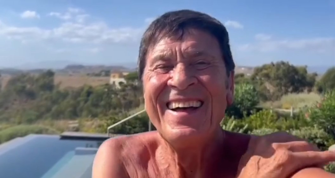 Gianni Morandi ammira rapito il panorama della Valle dei Templi di Agrigento