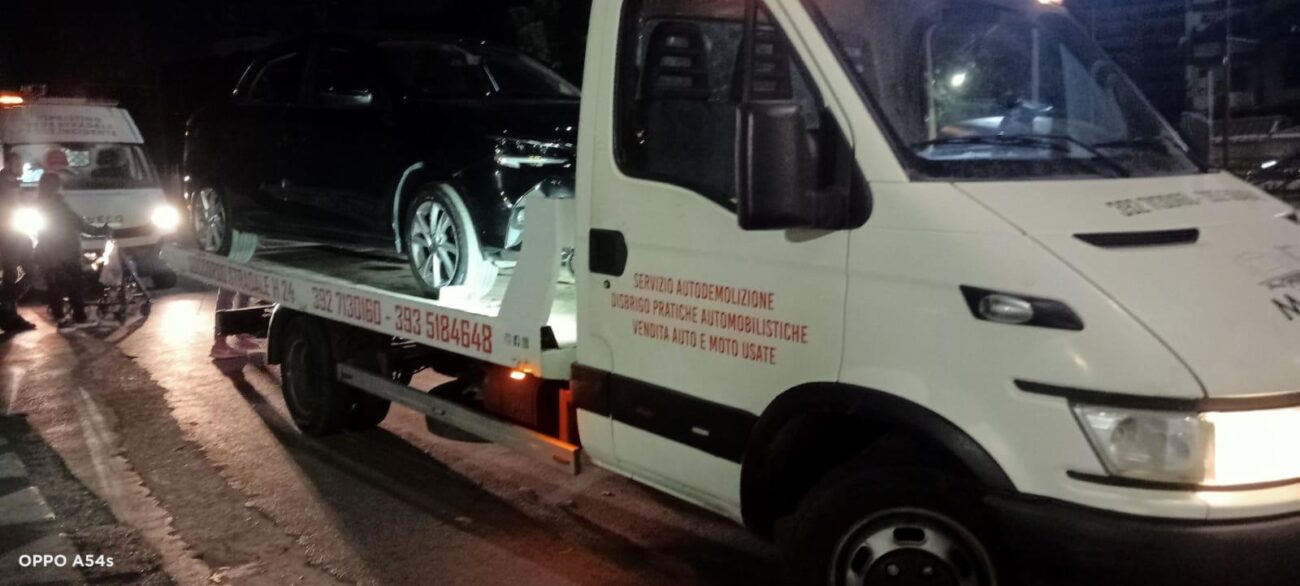 Palermo, paura per 5 persone: buche killer fanno rompere braccetto auto in viale Regione Buche "killer" e il manto stradale distrutto continuano a creare non pochi problemi lungo le strade di Palermo. Ancora auto distrutte e danni a causa dello stato pietoso di alcune strade.