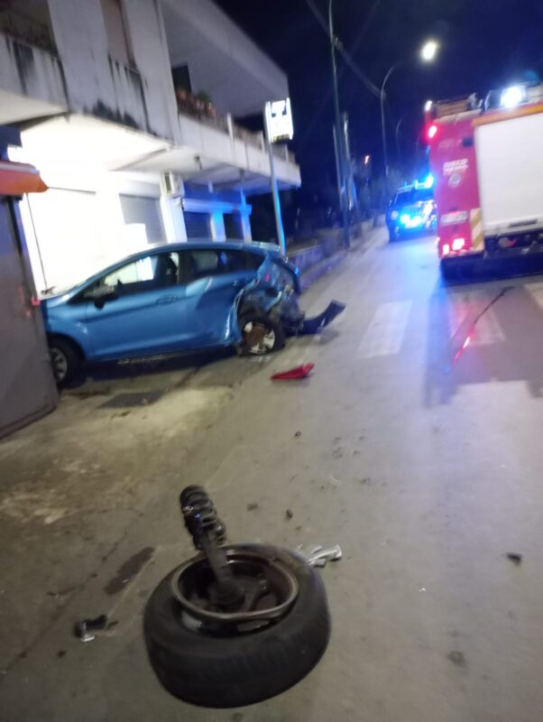 Paura nella notte appena trascorsa a Monreale, in provincia di Palermo, dove intorno alle 2 di notte si è verificato un violento incidente stradale lungo la Circonvallazione, nei pressi del negozio di frutta e verdura “I Monrealesi”.