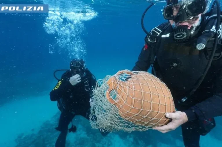 Palermo Mondello recupero anfora archeologia polizia 2 1 2023 1
