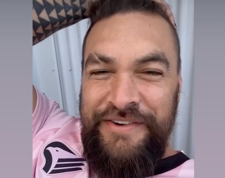 Jason Momoa indossa la maglia del Palermo