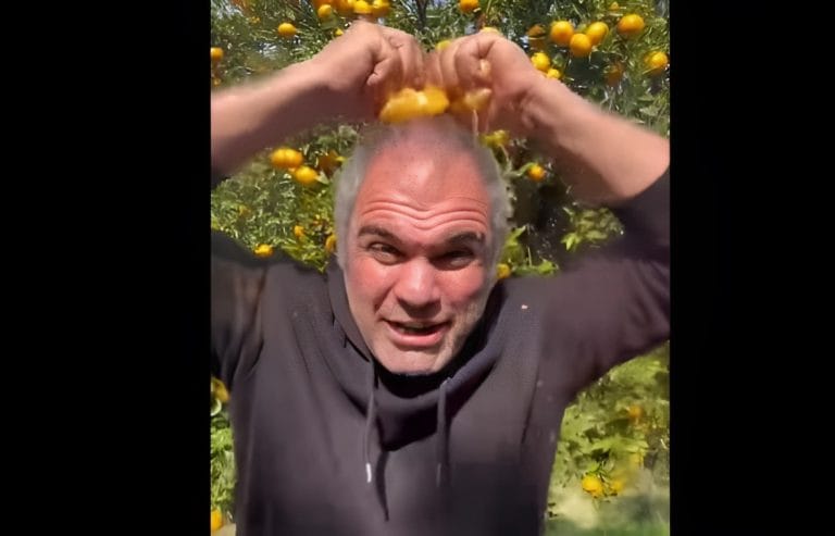 agricoltore siciliano si fa lo shampoo con le arance
