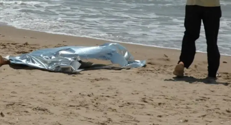 Uomo morto in spiaggia