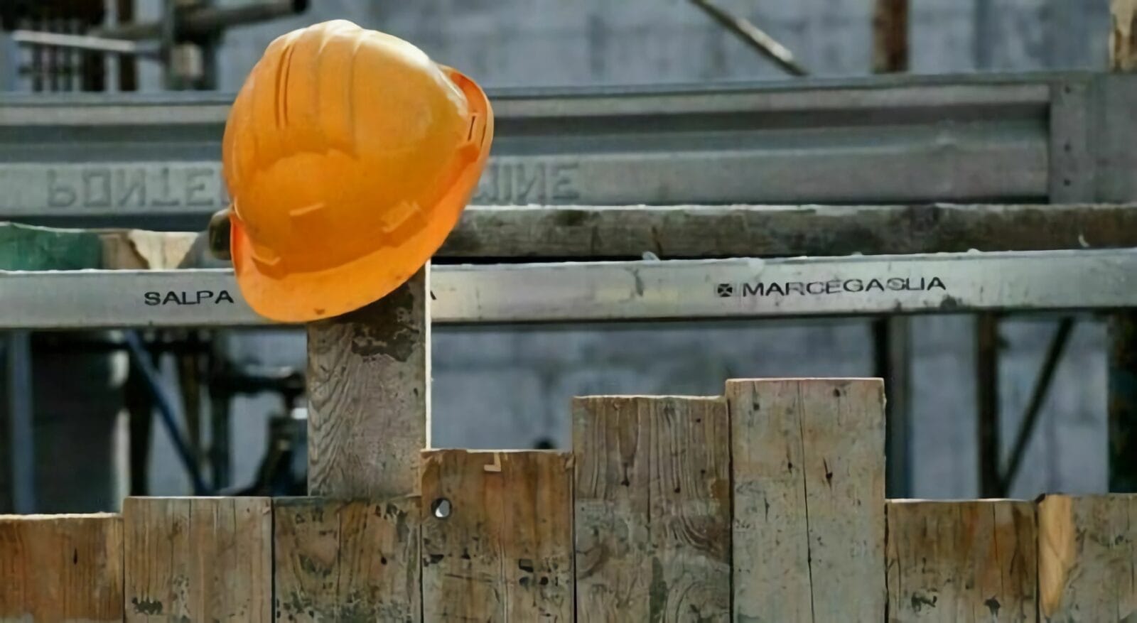 Cade da una tettoia e muore un operaio a Floridia