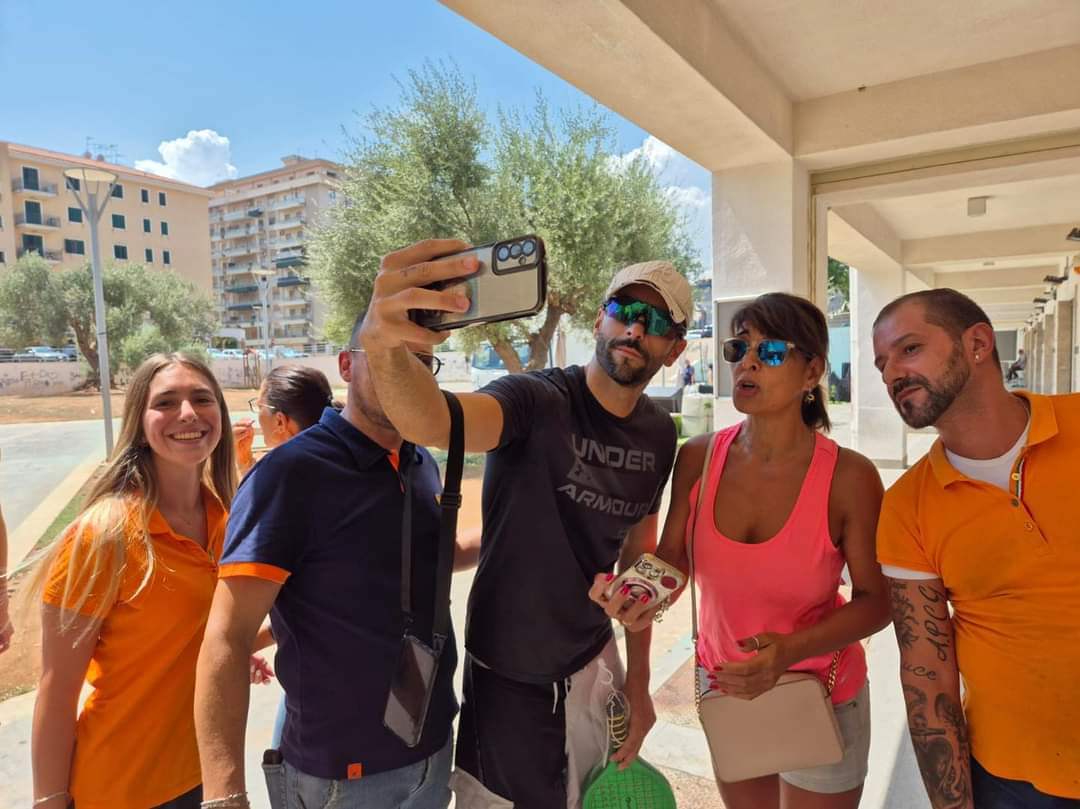 Il cantante Marco Mengoni sorprende i dipendenti del Todis di Bagheria con una visita inaspettata, tra selfie, autografi