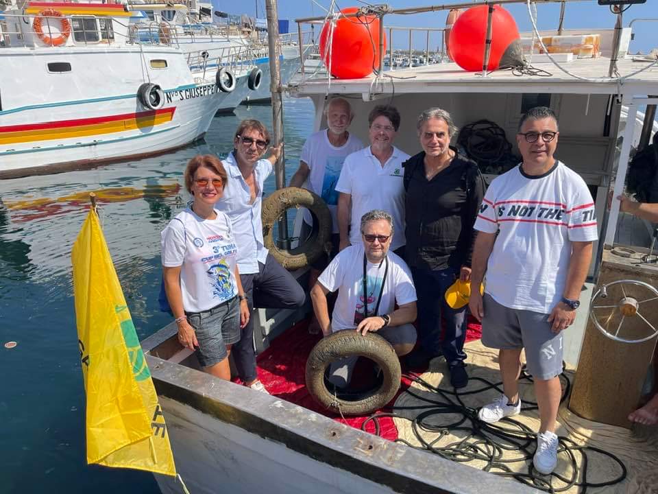 Volontari recuperano oltre 500 kg di copertoni e rifiuti dai fondali di Santa Flavia