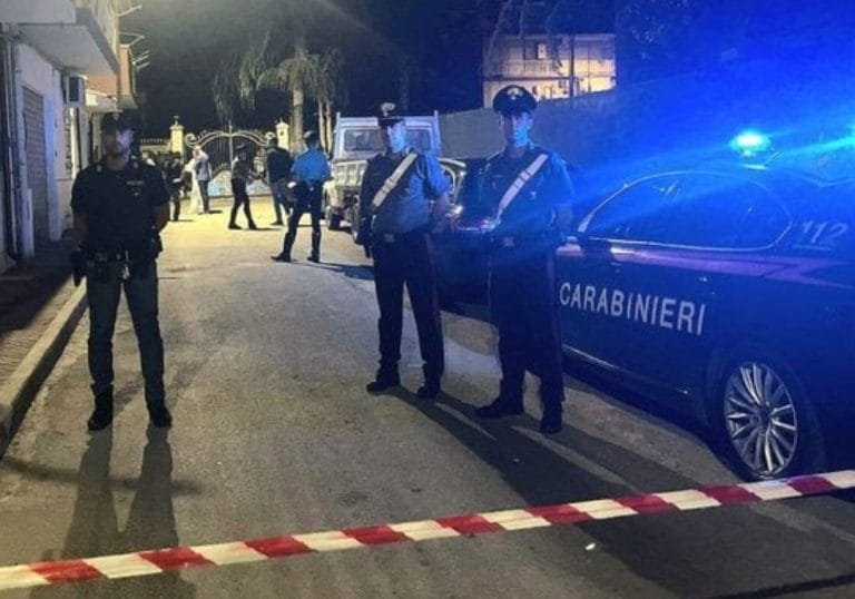 Gela, orrore in famiglia: figlio uccide la madre a coltellate