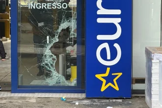 Furto con spaccata al negozio Euronics di Acireale. Rubati telefonini, tablet e computer. Indagini in corso