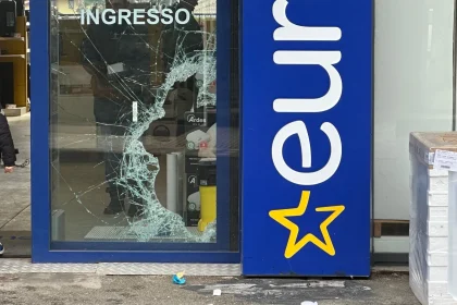 Furto con spaccata al negozio Euronics di Acireale. Rubati telefonini, tablet e computer. Indagini in corso