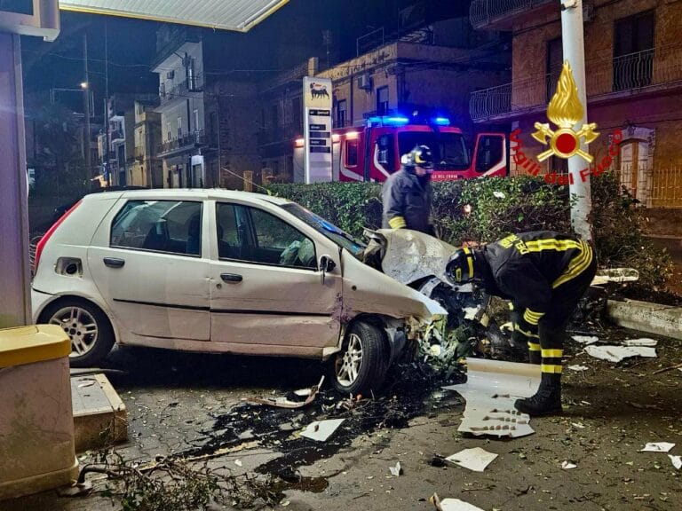 Incidente stradale ad Adrano (CT) coinvolge 5 giovani. Intervento dei Vigili del Fuoco per la messa in sicurezza dell'area