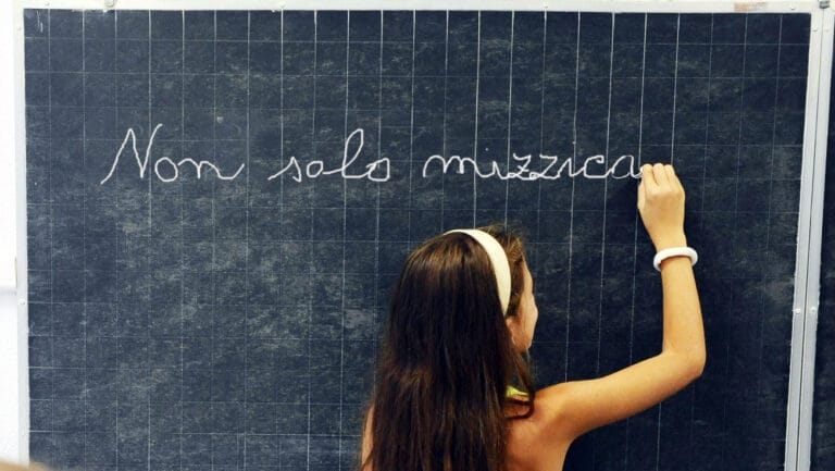 Lingua siciliana, l'appello di 50 poeti: "È Già scritta, ora il riconoscimento ufficiale"