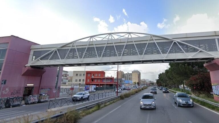 Il sovrappasso pedonale che si trova poco prima di corso Calatafimi Google Street View