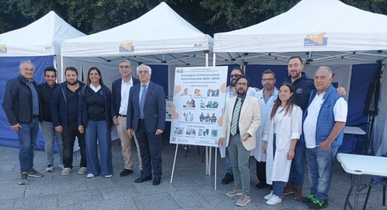 Il Direttore sanitario Antonino Levita il Direttore amministrativo Ignazio Del Campo con il Direttore del Dipartimento di Prevenzione Domenico Mirabile e gli operatori dellInflu day