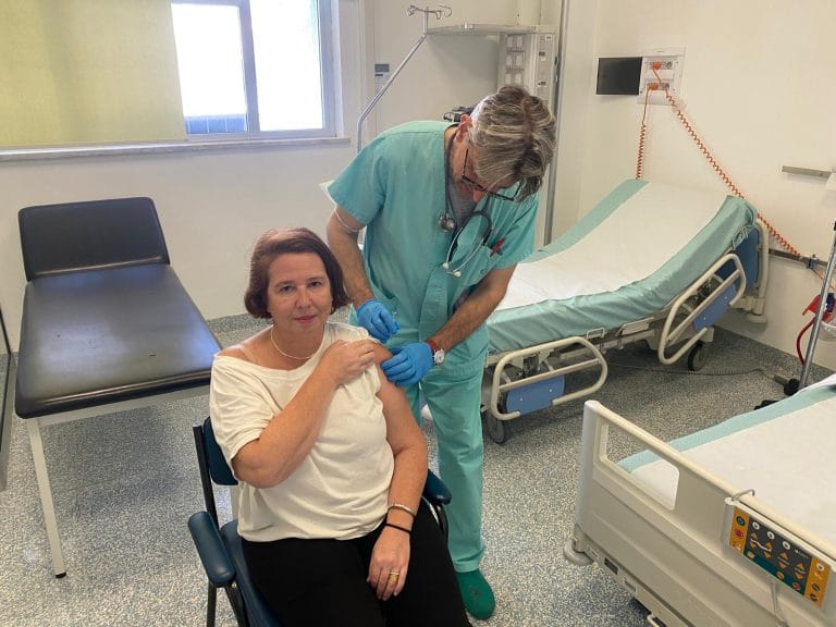 foto dott. Iaria direttore UOC Malattia Infettive in corso vaccinazione
