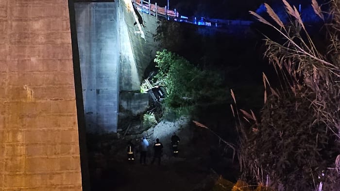 Vola da 10 metri dal viadotto sulla Statale, giovane estratto dalle lamiere