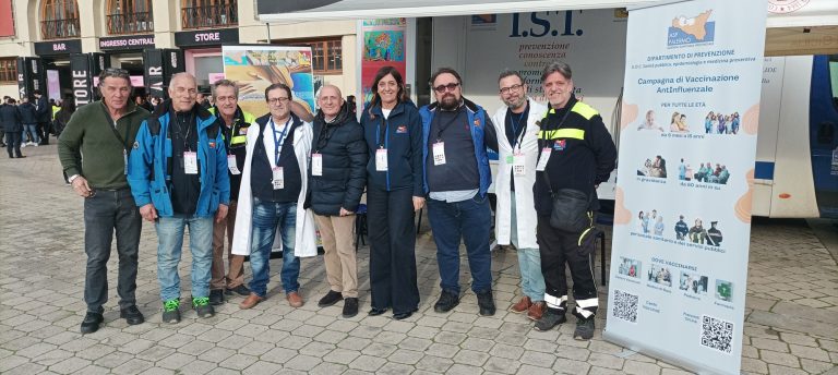 Il direttore generale dellAsp Alberto Firenze con gli operatori di influ day e screening IST al Barbera