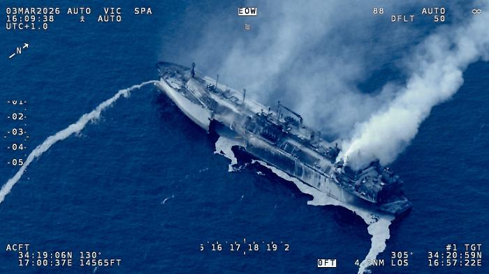 La petroliera russa in fiamme punta su Lampedusa, ha 61mila tonnellate di gas: rischio catastrofe