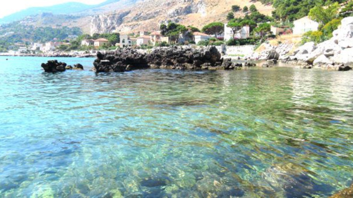 Il divieto di balneazione a Sferracavallo per la presenza di batteri fecali