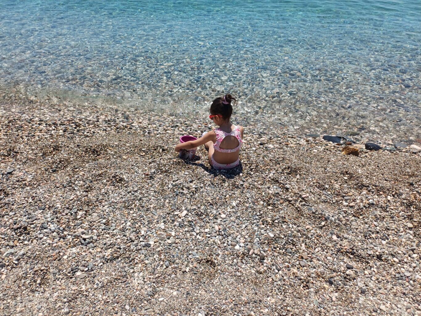 Aurora, la bimba siciliana di 6 anni che salva le meduse: la storia che commuove il web