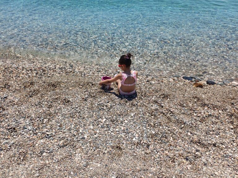Aurora, la bimba siciliana di 6 anni che salva le meduse: la storia che commuove il web