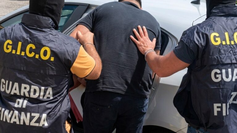 Blitz antimafia Palermo e l'ergastolano che guidava cosa nostra dal volontariato: i NOMI degli arrestati