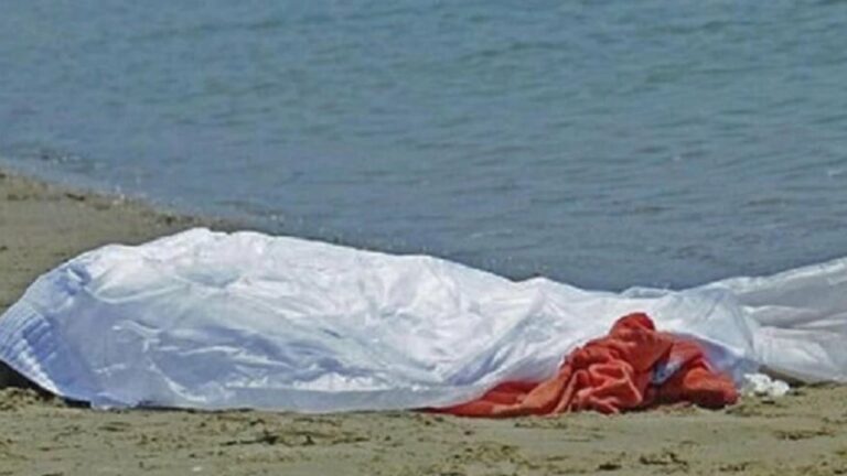 Entra in mare, si accascia e muore dopo malore improvviso, la vittima è un uomo