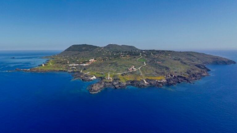 Arriva una storica nave della Marina Militare: Ustica si prepara a una festa speciale