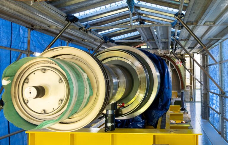 Terna Il rotore del compensatore sincrono estratto per le attivita di ispezione e manutenzione