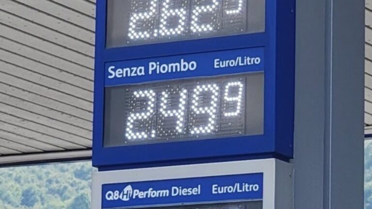 Prezzi folli per i carburanti, «Dal 27 agosto gasolio a 2,3 euro senza intervento»