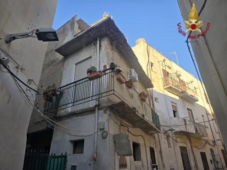 1788932414 0 tragedia a mazara crolla il balcone di una casa muore una donna