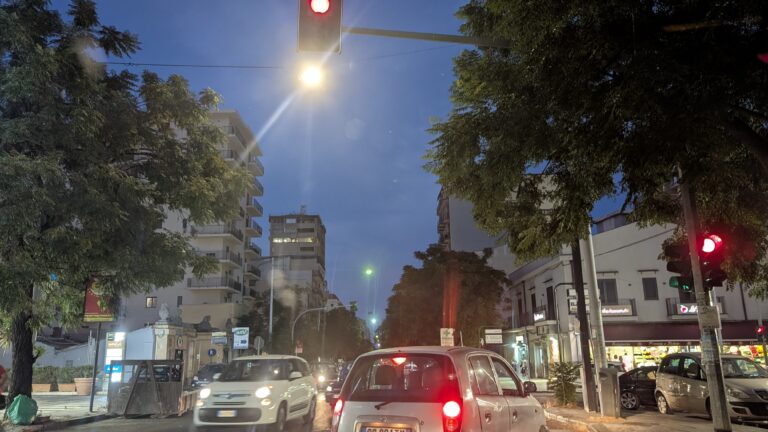 Corso Calatafimi, poca luce e troppo caos: paura per chi attraversa
