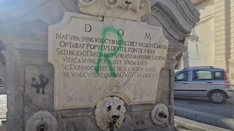 La fontana imbrattata in piazza Duomo a Partinico